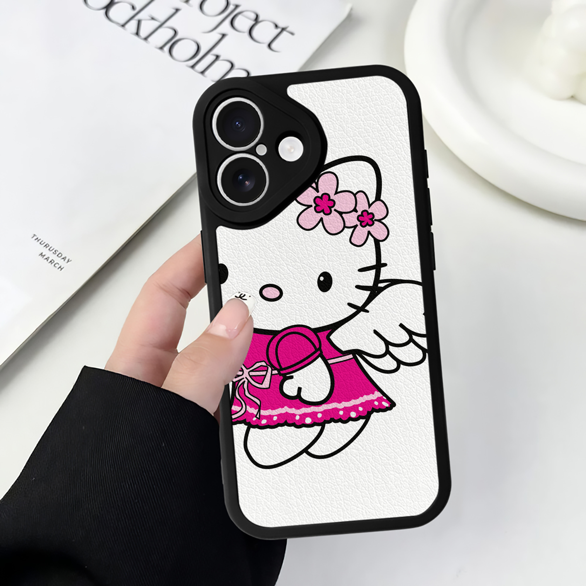 （画像用） Hello Kitty ハローキティ 【iPhone 16シリーズ対応】シリコンスマホケース（レザー調） 材質：シリコン